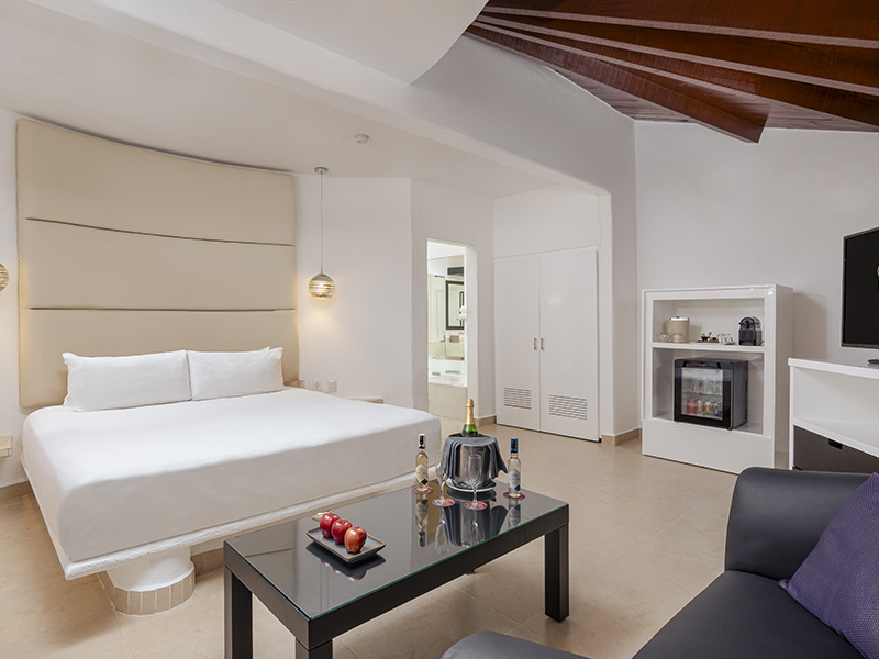 Swim-Up Suite